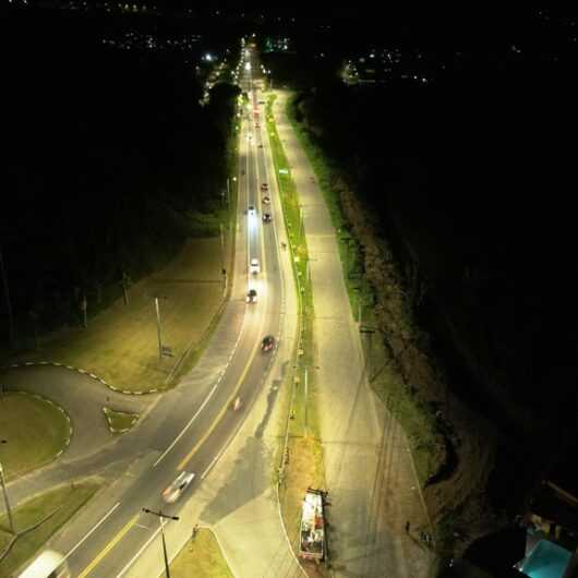 Rodovia que dá acesso ao bairro Jetuba recebe iluminação em LED