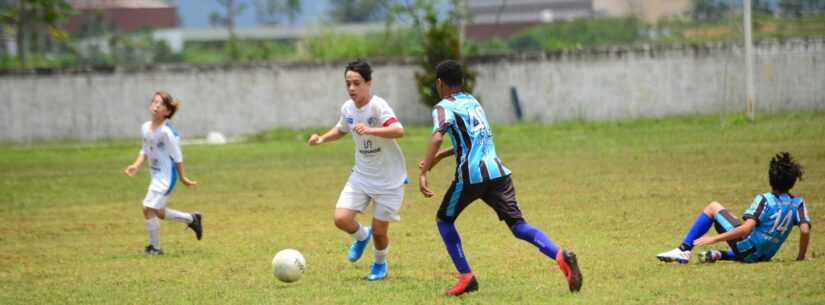 Prefeitura de Caraguatatuba oferece aulas de futebol no Cemug em diversos horários