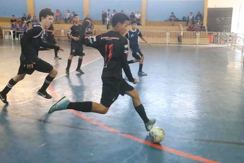 jogadores de futebol se preparam para chutar a bola durante o jogo