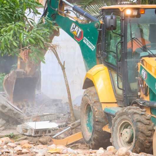 Prefeitura de Caraguatatuba demole construção em área de APP no Rio do Ouro