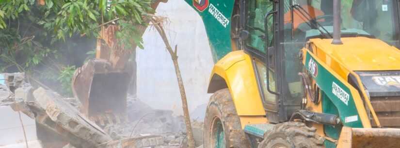 Prefeitura de Caraguatatuba demole construção em área de APP no Rio do Ouro