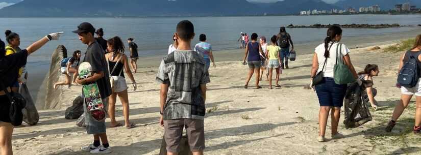 Alunos de escola de Caraguatatuba fazem mutirão de limpeza na Praia do Camaroeiro