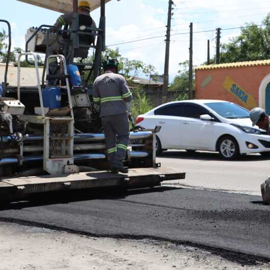 Prefeitura executa pavimentação asfáltica para desvio em rodovia que receberá aduelas de drenagem no Perequê-Mirim