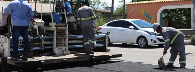 Prefeitura executa pavimentação asfáltica para desvio em rodovia que receberá aduelas de drenagem no Perequê-Mirim