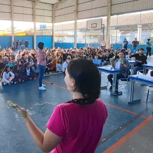 Escola de Caraguatatuba realiza evento em alusão ao Dia Nacional da Lei de Libras