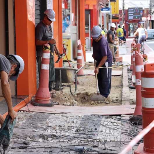 Prefeitura de Caraguatatuba continua com obras da Calçada Acessível na região central