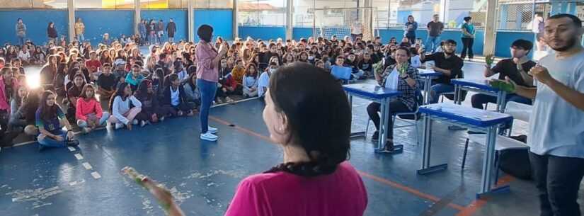 Escola de Caraguatatuba realiza evento em alusão ao Dia Nacional da Lei de Libras