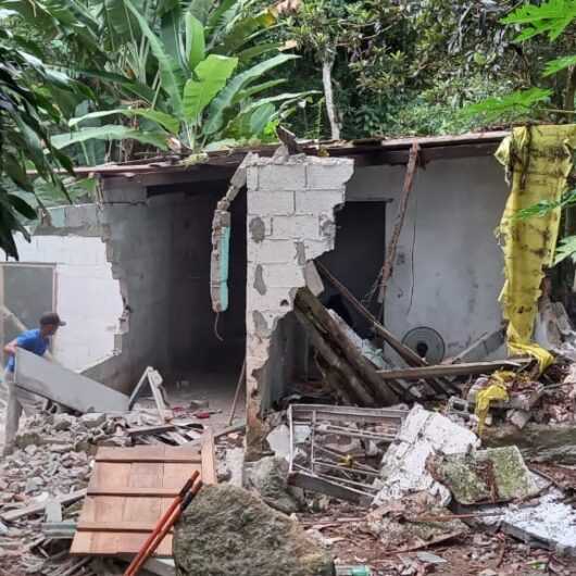 Edificação construída em área de risco é demolida no Morro do Sumaré