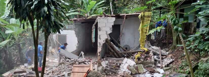 Edificação construída em área de risco é demolida no Morro do Sumaré