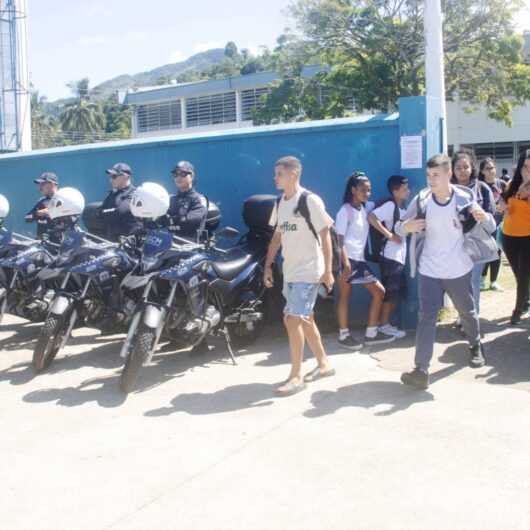 Prefeitura de Caraguatatuba inicia rondas da Patrulha Escolar Municipal e treina equipe gestora para botão SOS Escola