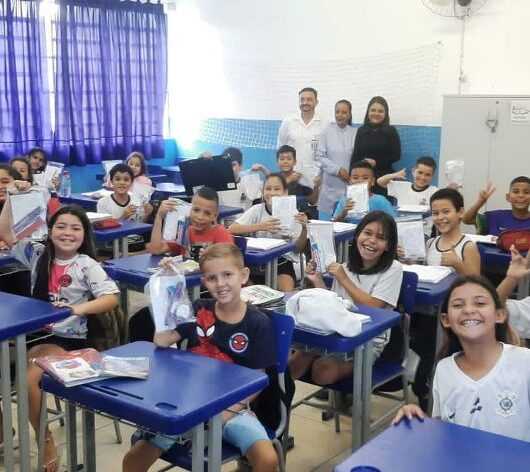 Mais de 11 mil kits de escovação são entregues aos alunos da rede municipal de Caraguatatuba