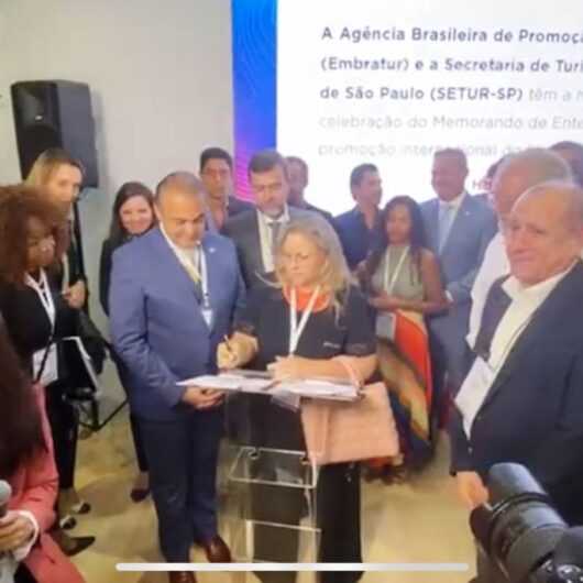 Caraguá marca presença na maior feira de turismo da América Latina e assina acordo internacional de fomento da atividade