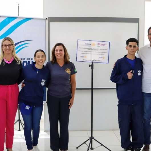 Guarda Mirim de Caraguatatuba recebe doação de agasalhos do Rotary Club Poiares