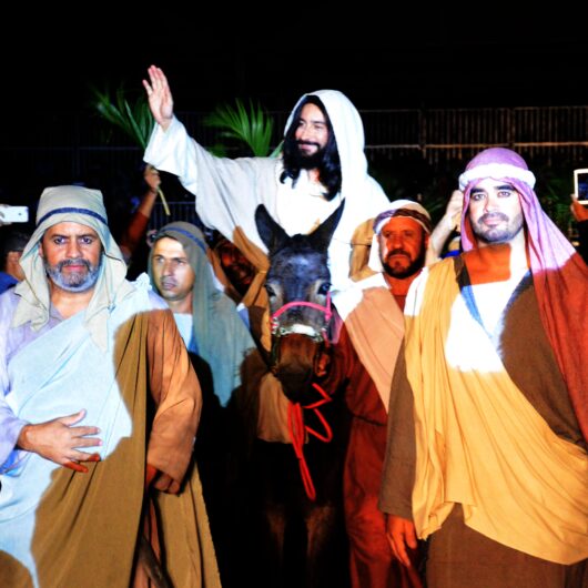 Caraguatatuba espera receber 100 mil turistas no feriado prolongado e encenação da Paixão de Cristo é atração