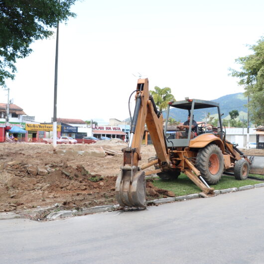 Prefeitura de Caraguatatuba executa reforma e construção de praças de lazer em cinco bairros
