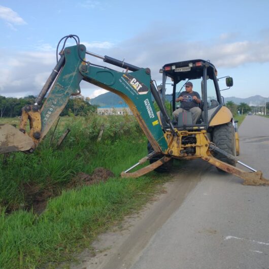 Prefeitura continua com ações de limpeza de valas nos bairros