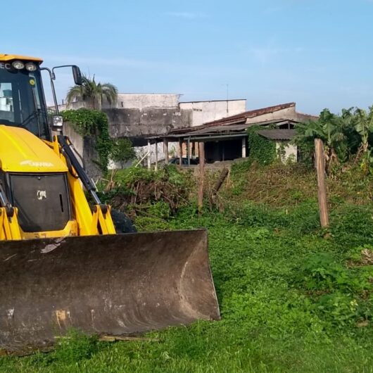 Prefeitura de Caraguatatuba impede cercamento de área pública no Poiares