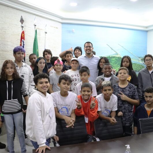 Jovens do projeto da Casa Beija Flor vivem experiência no gabinete do prefeito