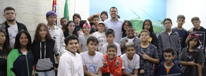 Jovens do projeto da Casa Beija Flor vivem experiência no gabinete do prefeito