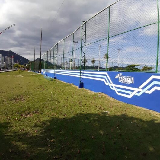 Praça esportiva do Centro de Caraguatatuba recebe serviços de pintura