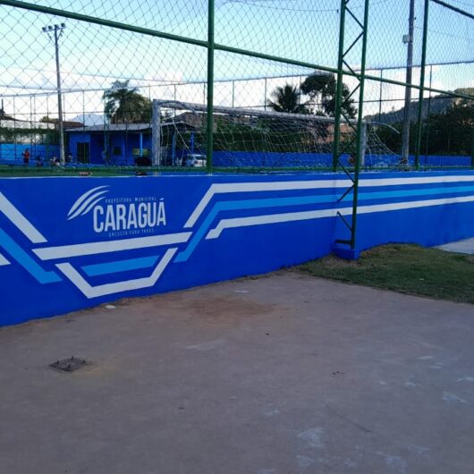 Prefeitura de Caraguatatuba pinta campo de futebol society do Rio do Ouro