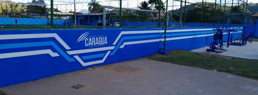 Prefeitura de Caraguatatuba pinta campo de futebol society do Rio do Ouro