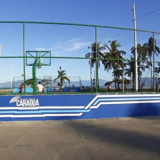 Prefeitura de Caraguatatuba executa pintura da nova quadra de basquete do Centro
