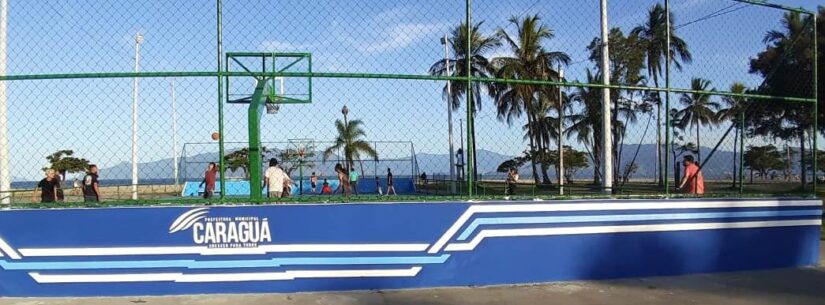 Prefeitura de Caraguatatuba executa pintura da nova quadra de basquete do Centro