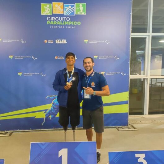 O nadador caraguatatubense, Nicolas Silvestre França, conquistou uma medalha de ouro, duas de prata e uma de bronze na 1ª Fase Nacional do Circuito Loterias Caixa. O torneio do Comitê Paralímpico Brasileiro (CPD) reuniu cerca de 260 atletas no sábado e domingo (20 e 21/5), na piscina do Centro de Treinamento Paralímpico, em São Paulo.  Nicolas venceu os 200m medley (classe S8 – deficiência física) com o tempo de 2min57seg64cen. Ele também levou a prata nos 100m livre absoluto (S1-S14), com 1min08seg81cen, e nos 100m costas (S8), com o tempo de 1min24seg41cen. Nicolas garantiu a medalha de bronze dos 100m peito (SB7 – ausência de membros), com 1min39seg77cen.  Além do atleta Nicolas Silvestre, a equipe da Secretaria de Esportes e Recreação da Prefeitura de Caraguatatuba também foi representada pelo nadador Ryan Kaio Coelho de Oliveira Rosa, na classe S14 (deficiência intelectual). O técnico da natação PCD é o professor de educação física, Thiago Intrieri.  O Circuito Brasil Loterias Caixa é organizado pelo Comitê Paralímpico Brasileiro e patrocinado pelas Loterias Caixa. Este é o mais importante evento paralímpico nacional de atletismo, natação e halterofilismo. Composto por quatro fases regionais, duas nacionais e um Campeonato Brasileiro de cada modalidade, tem como objetivo desenvolver práticas desportivas em todos os municípios e estados brasileiros, além de melhorar o nível técnico das modalidades e dar oportunidades para atletas de elite e novos valores do esporte paralímpico do país. Palestra  Atletas da natação PCD da Secretaria de Esportes e Recreação e o técnico da equipe, Thiago Intrieri, palestraram na última segunda-feira (22/5), na EE Alcides de Castro Galvão, no Ipiranga. O grupo participou do projeto “Inclusão em Foco na Escola” desenvolvido pelo colégio. A iniciativa aborda temas relativos à inclusão de pessoa com deficiência em várias áreas da sociedade.