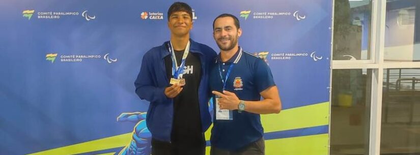 O nadador caraguatatubense, Nicolas Silvestre França, conquistou uma medalha de ouro, duas de prata e uma de bronze na 1ª Fase Nacional do Circuito Loterias Caixa. O torneio do Comitê Paralímpico Brasileiro (CPD) reuniu cerca de 260 atletas no sábado e domingo (20 e 21/5), na piscina do Centro de Treinamento Paralímpico, em São Paulo.  Nicolas venceu os 200m medley (classe S8 – deficiência física) com o tempo de 2min57seg64cen. Ele também levou a prata nos 100m livre absoluto (S1-S14), com 1min08seg81cen, e nos 100m costas (S8), com o tempo de 1min24seg41cen. Nicolas garantiu a medalha de bronze dos 100m peito (SB7 – ausência de membros), com 1min39seg77cen.  Além do atleta Nicolas Silvestre, a equipe da Secretaria de Esportes e Recreação da Prefeitura de Caraguatatuba também foi representada pelo nadador Ryan Kaio Coelho de Oliveira Rosa, na classe S14 (deficiência intelectual). O técnico da natação PCD é o professor de educação física, Thiago Intrieri.  O Circuito Brasil Loterias Caixa é organizado pelo Comitê Paralímpico Brasileiro e patrocinado pelas Loterias Caixa. Este é o mais importante evento paralímpico nacional de atletismo, natação e halterofilismo. Composto por quatro fases regionais, duas nacionais e um Campeonato Brasileiro de cada modalidade, tem como objetivo desenvolver práticas desportivas em todos os municípios e estados brasileiros, além de melhorar o nível técnico das modalidades e dar oportunidades para atletas de elite e novos valores do esporte paralímpico do país. Palestra  Atletas da natação PCD da Secretaria de Esportes e Recreação e o técnico da equipe, Thiago Intrieri, palestraram na última segunda-feira (22/5), na EE Alcides de Castro Galvão, no Ipiranga. O grupo participou do projeto “Inclusão em Foco na Escola” desenvolvido pelo colégio. A iniciativa aborda temas relativos à inclusão de pessoa com deficiência em várias áreas da sociedade.