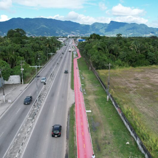 Prefeitura de Caraguatatuba executa sinalização horizontal da nova ciclovia