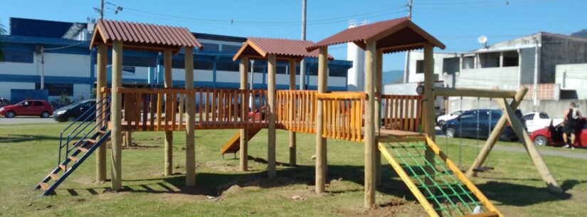 Prefeitura realiza instalação de novos playgrounds infantis, pergolados, bancos e lixeiras em diversos bairros