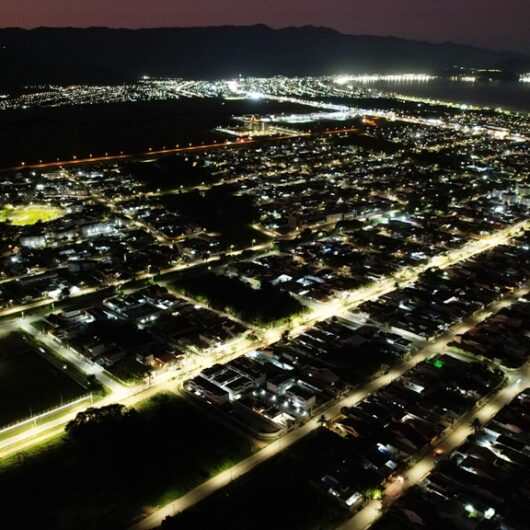 Prefeito realiza entrega de iluminação e destaca investimentos no Balneário Golfinhos