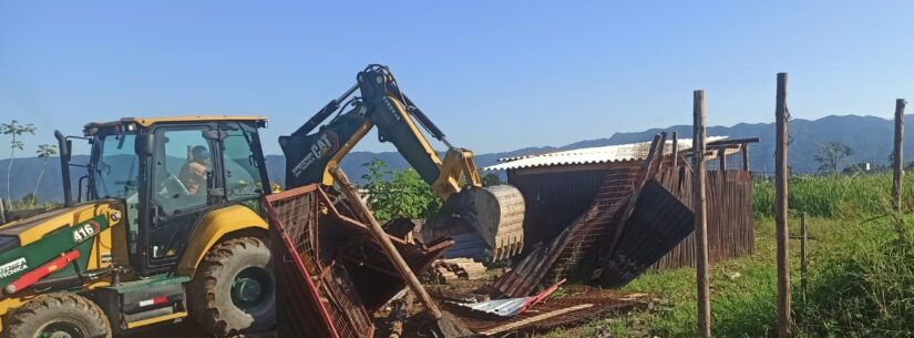 Prefeitura demole construção irregular em área pública no Golfinhos