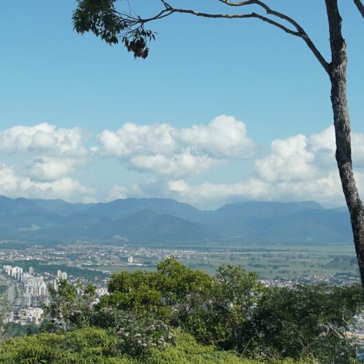 Prefeitura de Caraguatatuba realiza implantação de luminárias em diversos locais