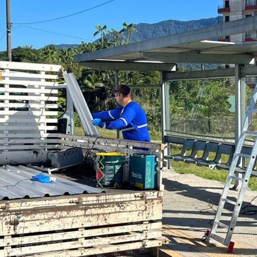 Abrigos de ponto de ônibus de Caraguatatuba passam por reforma