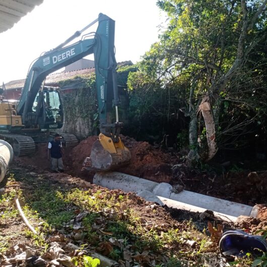 Prefeitura dobra captação para escoamento de águas pluviais no bairro Aruan