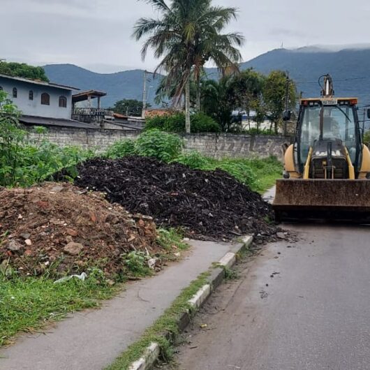 Fiscalização da Prefeitura de Caraguatatuba impede tentativa de invasão em área pública no bairro Travessão