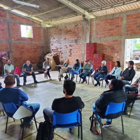 Produtores rurais de Caraguatatuba participam de aula prática do curso de nutrição biológica do solo