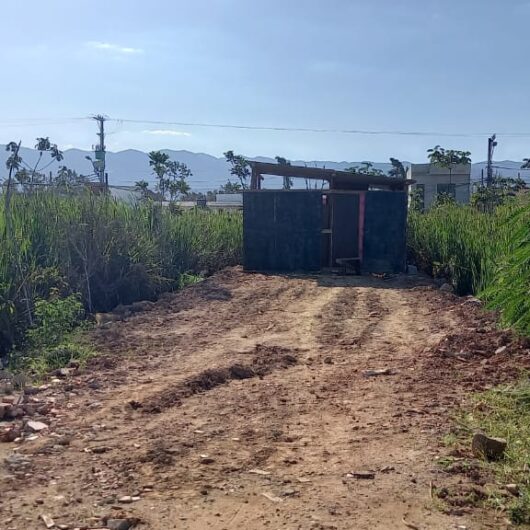 Prefeitura retoma posse de área pública invadida no bairro Golfinhos