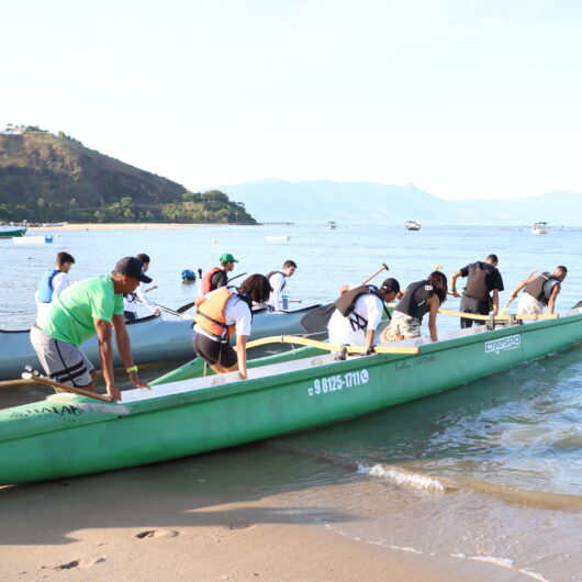 Alunos da escola Luiz Silvar do Prado participam de vivência com canoa havaiana