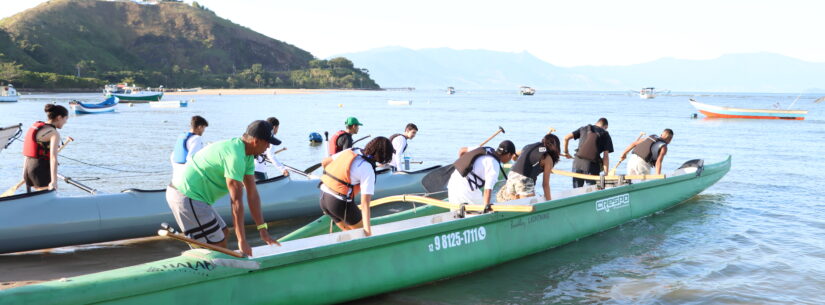 Alunos da escola Luiz Silvar do Prado participam de vivência com canoa havaiana