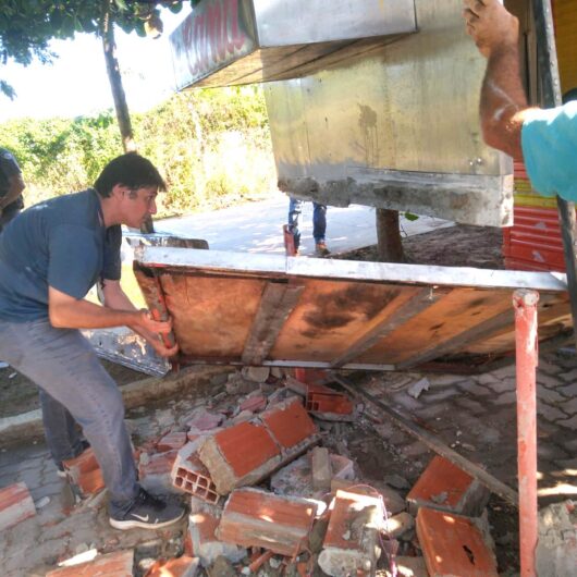 Prefeitura realiza demolição de base de alvenaria irregular no Perequê-Mirim