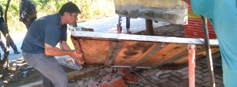 Prefeitura realiza demolição de base de alvenaria irregular no Perequê-Mirim