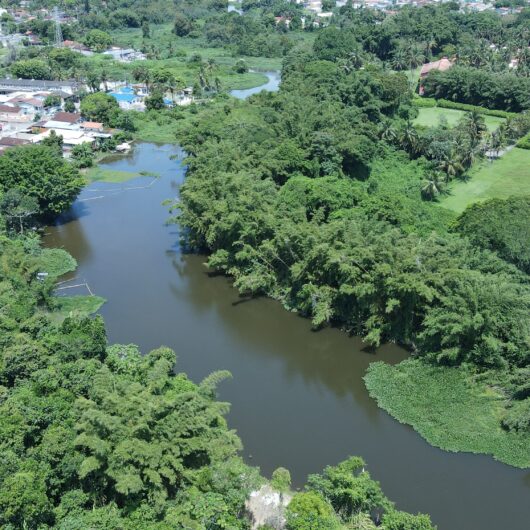 Prefeitura notifica proprietários de embarcações e estruturas afundadas no Rio Juqueriquerê para remoção