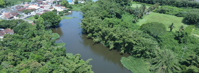 Prefeitura notifica proprietários de embarcações e estruturas afundadas no Rio Juqueriquerê para remoção