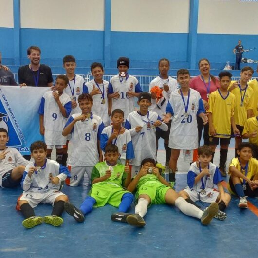 Escolas Maria Moraes e Luiz Silvar são campeãs do futsal do JEM de Caraguatatuba