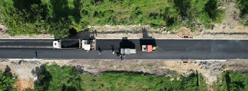 Prefeitura de Caraguatatuba segue com obras de drenagem e pavimentação em avenida do Travessão