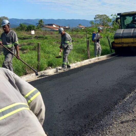 Prefeitura de Caraguatatuba segue com obras de pavimentação no Travessão