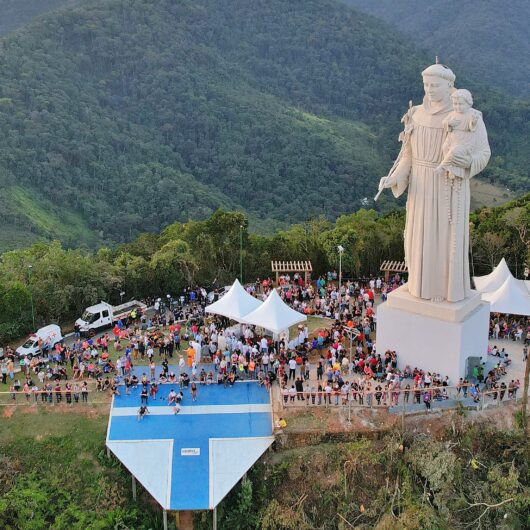 Com centenas de fiéis, Caraguatatuba ganha nova imagem do Padroeiro e iluminação do Morro Santo Antônio